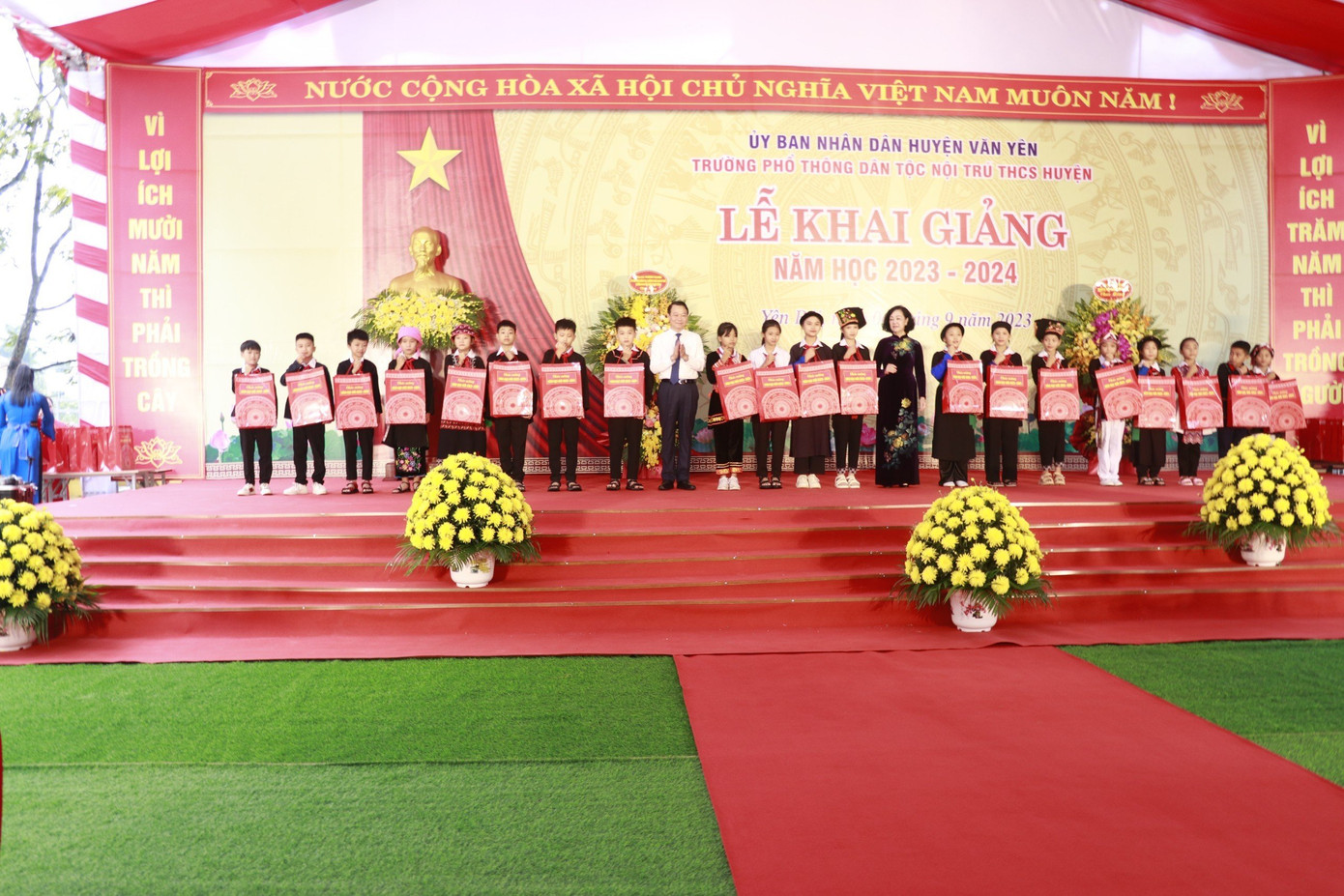 Nhân dịp khai giảng năm học mới, Thường trực Ban Bí thư, Trưởng Ban Tổ chức Trung ương Trương Thị Mai cùng đoàn công tác của Trung ương và lãnh đạo tỉnh Yên Bái trao tặng 50 suất học bổng cho các em học sinh có hoàn cảnh khó khăn vươn lên trong học tập.