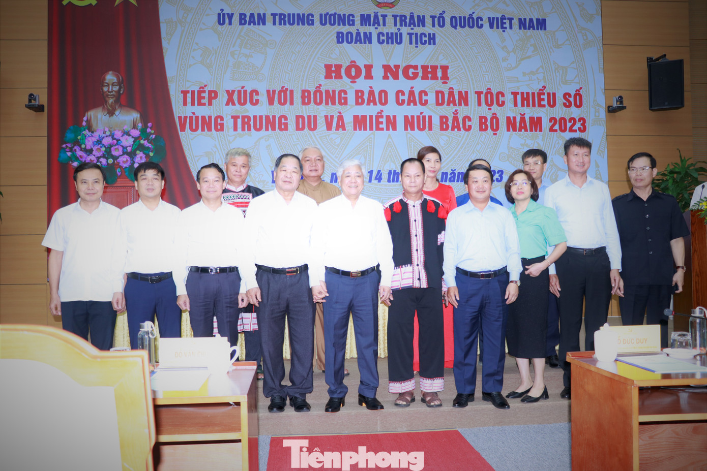 Các đại biểu tham dự Hội nghị chụp ảnh lưu niệm