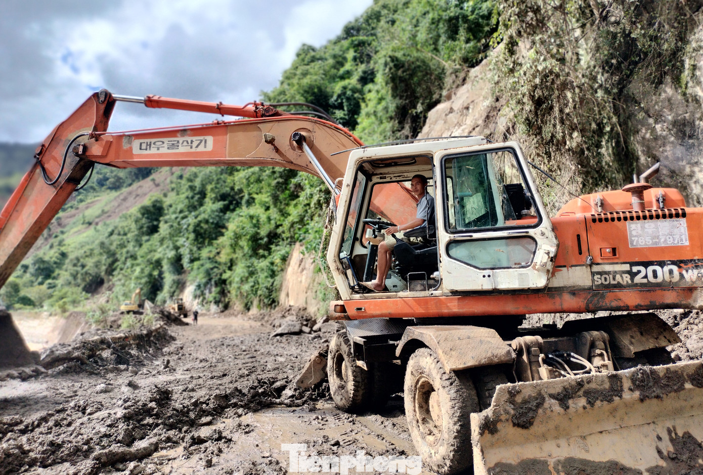 Lực lượng chức năng vẫn đang khẩn trương khắc phục hậu quả do mưa lũ gây ra tại Mù Cang Chải.