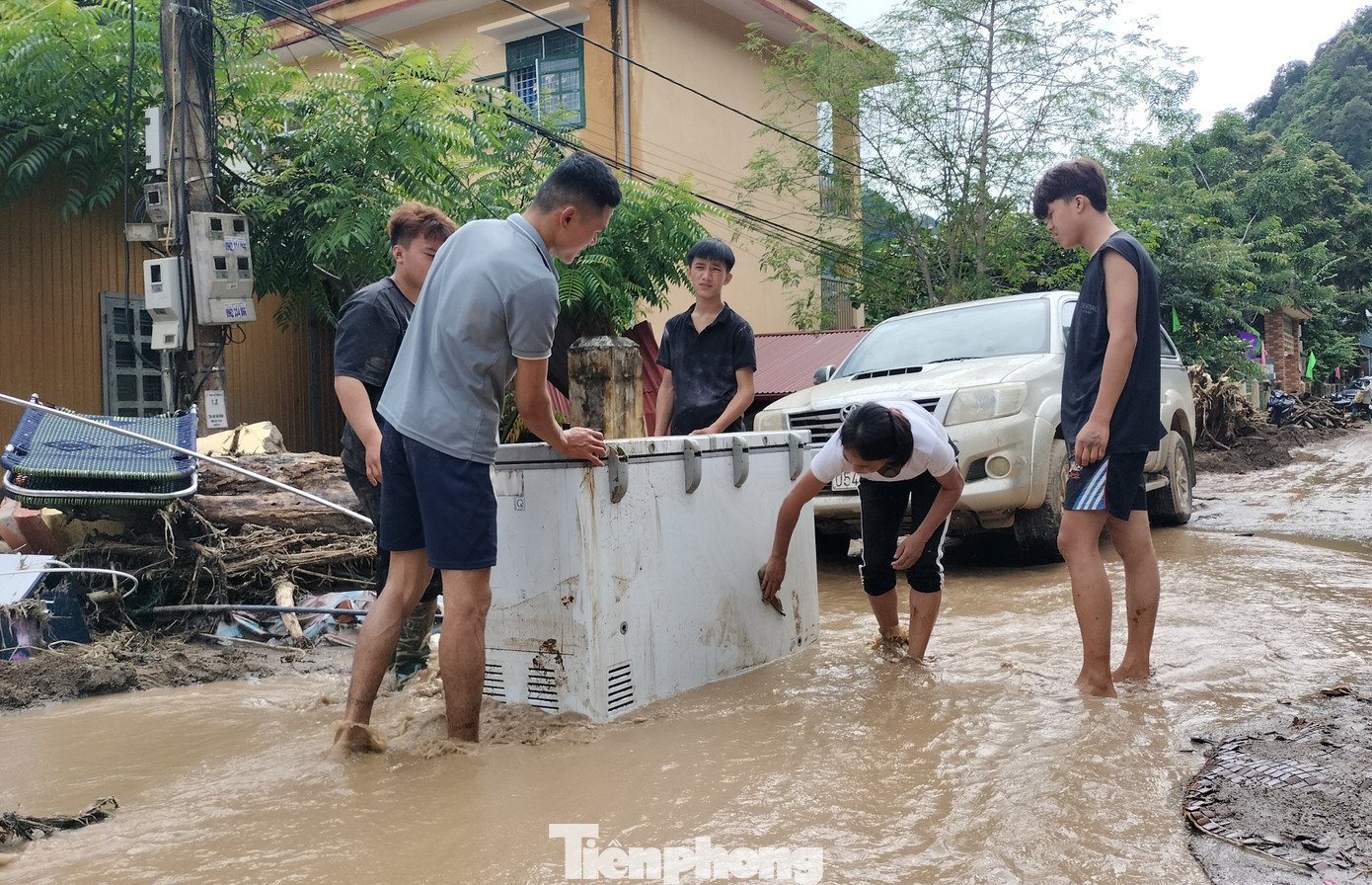 Dọc tuyến đường Quốc lộ 32 đoạn qua địa phận thôn Trống Là, xã Hồ Bốn, người dân cũng tất bật thu dọn những vật dụng còn sót lại.