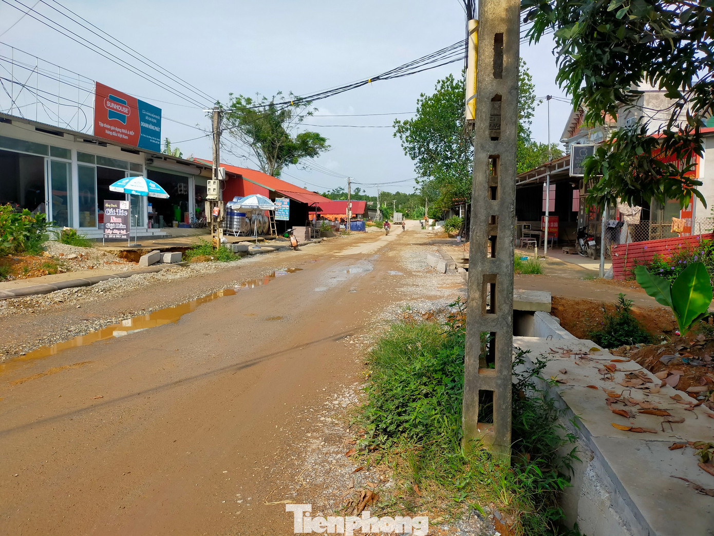 Hàng chục cột điện án ngữ trong dự án đường gần 500 tỷ đồng ở Yên Bái.