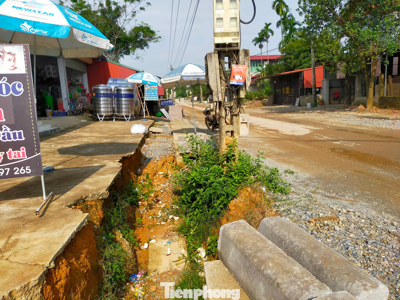 Các cột điện, cột viễn thông này gây cản trở tiến độ thi công, nguy cơ mất an toàn giao thông.