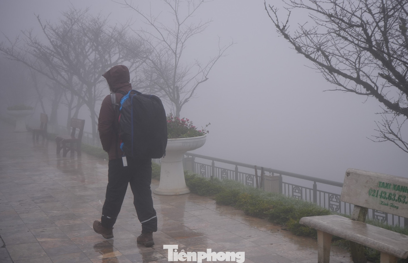 Vùng cao Mường Khương, Bắc Hà, Si Ma Cai, nhiệt độ dao động từ 6 - 9 độ C. Nhiệt độ các huyện vùng thấp Bảo Yên, Bảo Thắng, Văn Bàn, TP Lào Cai và một số xã vùng thấp huyện Bát Xát, Mường Khương, nhiệt độ phổ biến từ 11 - 13 độ C.