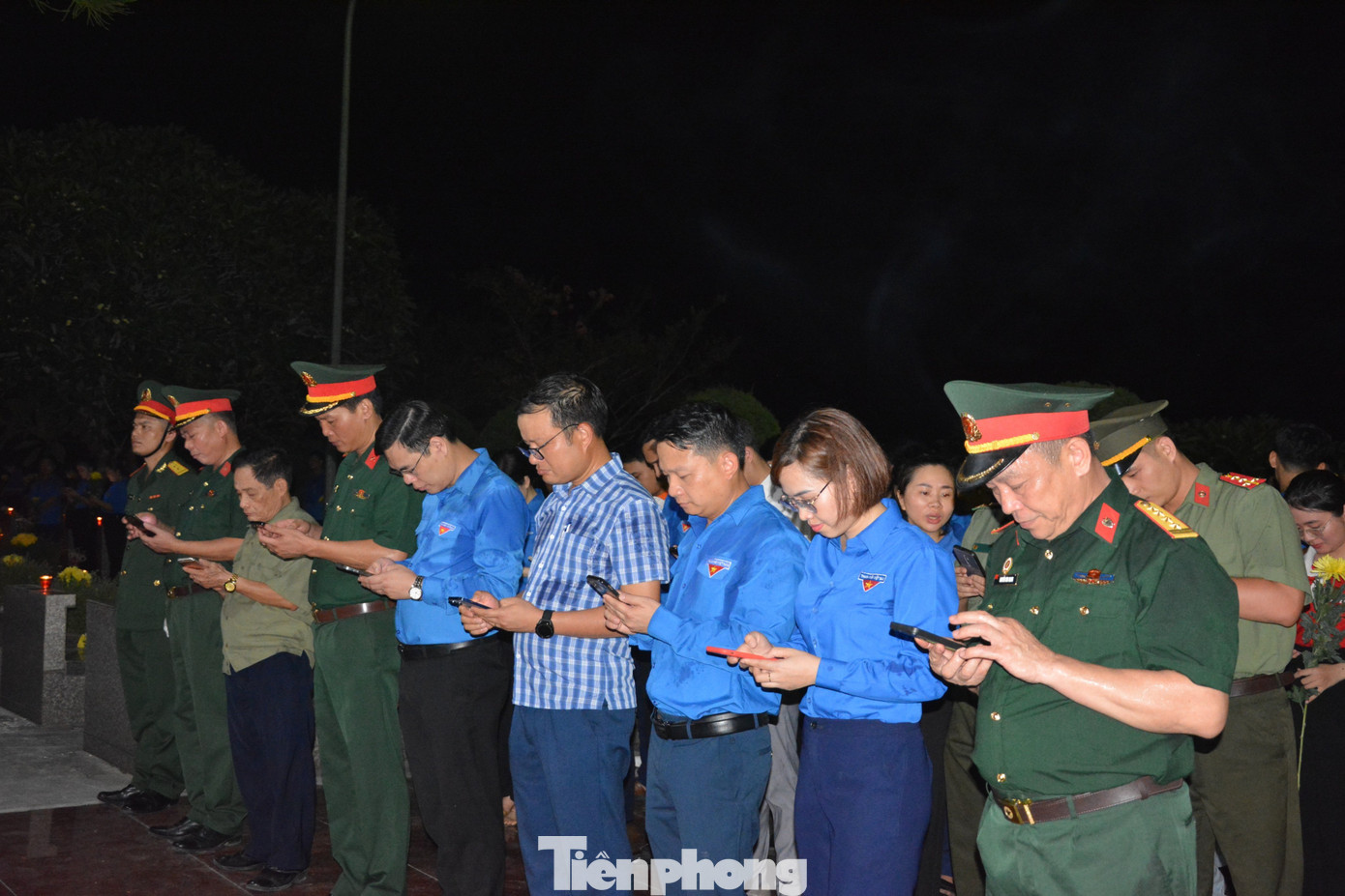 Tại buổi lễ thắp nến tri ân, đại biểu và đoàn viên thanh niên đã nhắn tin ủng hộ chương trình “Tri ân liệt sỹ - 2023” do Hội Hỗ trợ gia đình liệt sỹ Việt Nam, Hội Chữ thập đỏ Việt Nam và Cổng Thông tin điện tử nhân đạo Quốc gia (1405) phối hợp tổ chức nhằm tiếp tục gây quỹ hỗ trợ giám định ADN, xác định danh tính liệt sỹ còn thiếu thông tin.