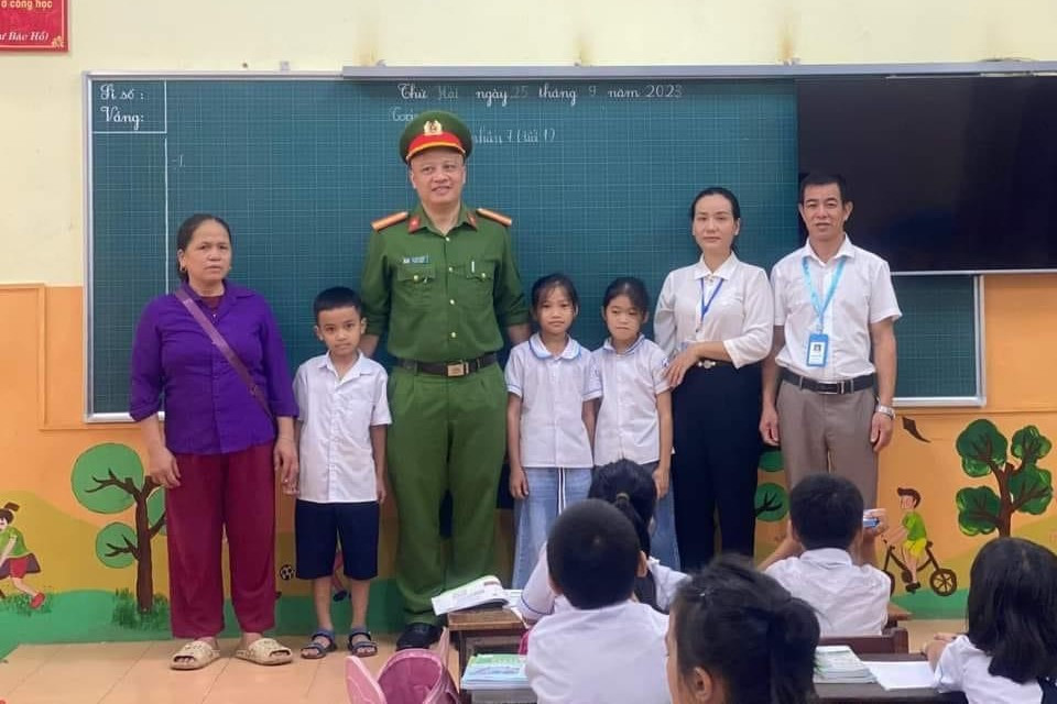 Thiếu tá Lò Văn Cường cùng 3 học sinh được giải cứu khi mắc kẹt giữa suối. Ảnh: CACC.