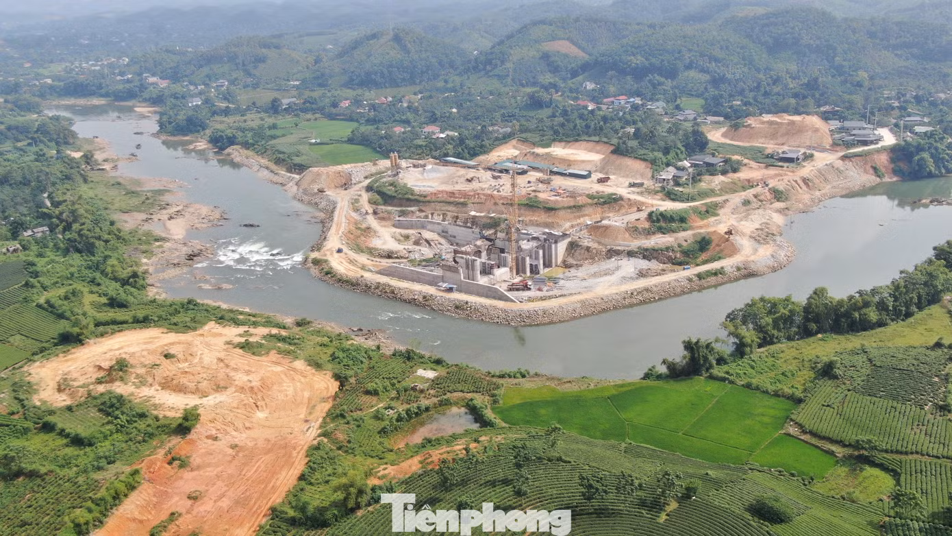 Thủy điện Thác Bà 2 được xây dựng trên sông Chảy, thuộc địa phận thị trấn Thác Bà, các xã Hán Đà, Vĩnh Kiên (huyện Yên Bình, tỉnh Yên Bái) và Mỹ Bằng (huyện Yên Sơn, tỉnh Tuyên Quang), do Công ty CP Đầu tư Thủy điện Thác Bà 2 (TBC2) làm chủ đầu tư với tổng số vốn gần 600 tỷ đồng. Dự án có quy mô công suất thiết kế 18,9 MW, dự kiến vận hành vào quý I/2025.