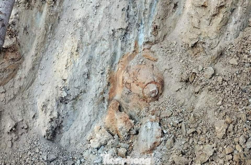 Hiện chính quyền địa phương đang Bảo vệ hiện trường chờ xử lý quả bom. Hiện chính quyền địa phương đang Bảo vệ hiện trường chờ xử lý quả bom.