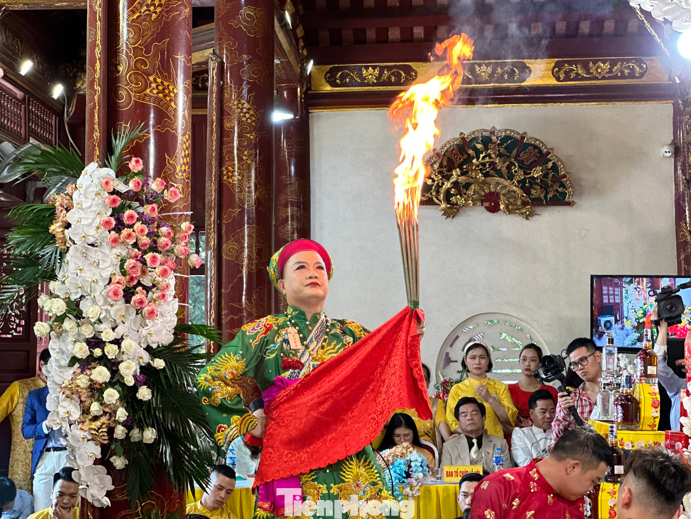 Đặc biệt, với không gian trang nghiêm, thanh tịnh, khi các thanh đồng hóa thân vào Mẫu Thượng ngàn, các cung văn kết hợp âm nhạc với các ca từ của hát chầu văn, giai điệu rộn ràng ca ngợi vẻ đẹp thanh cao, sự uy nghi, tối linh, công đức, cũng như những lời khuyên răn đạo lý, thiện tâm của Mẫu, ca ngợi cảnh đẹp của núi rừng, của quê hương đất nước.