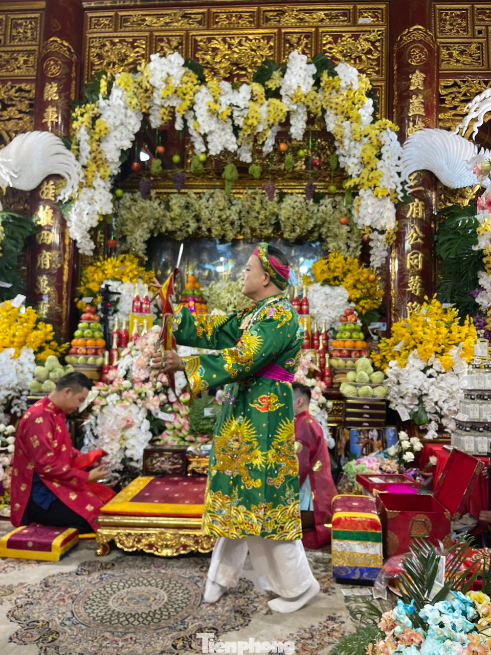 Bà Lã Thị Liền - Phó Chủ tịch UBND huyện Văn Yên cho biết đây là điểm mới của Festival đền Đông Cuông năm nay. Cuộc thi hát chầu văn có sự tham gia 50 nghệ nhân, đội hát chầu văn trên cả nước về tham gia.