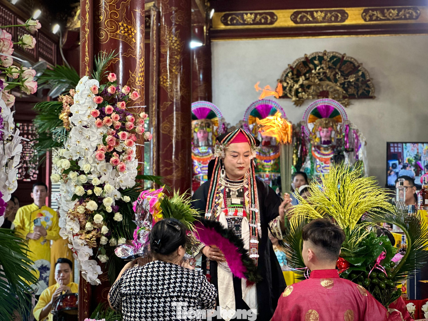 Trong đó, yếu tố “sân khấu” kết hợp chặt chẽ với yếu tố tâm linh, phản ánh tư duy, nhận thức về tự nhiên, xã hội của cộng đồng.