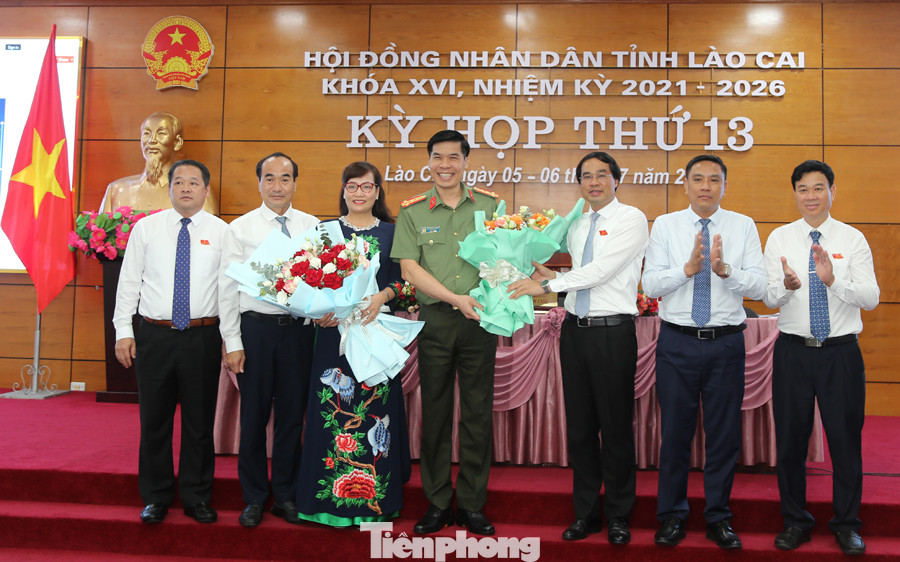 Lãnh đạo tỉnh tặng hoa chúc mừng 2 tân Ủy viên UBND tỉnh Lào Cai.