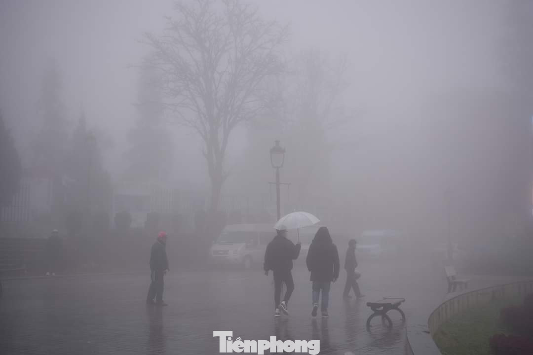 Theo thông tin Đài khí tượng Thủy văn tỉnh Lào Cai, từ ngày 17 đến 20/12, trên địa bàn tỉnh xảy ra rét đậm, rét hại. Các khu vực vùng núi cao như thị xã Sa Pa, một số xã của huyện Bát Xát, nhiệt độ giảm xuống còn 2 - 4 độ C. Đặc biệt, ở đỉnh Fansipan, nhiệt độ xuống thấp nhất có thể dưới 1 độ C, khả năng xảy ra băng giá, mưa tuyết.