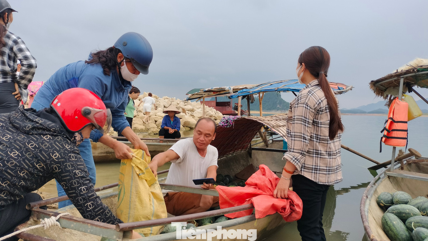 Chị Trần Thị Út, ở phường Minh Tân, TP Yên Bái cho biết, năm nào mùa dưa chị cũng qua đây vài lần để mua. Mỗi lần mua tầm 20 - 30kg để ăn, tặng cho người nhà.