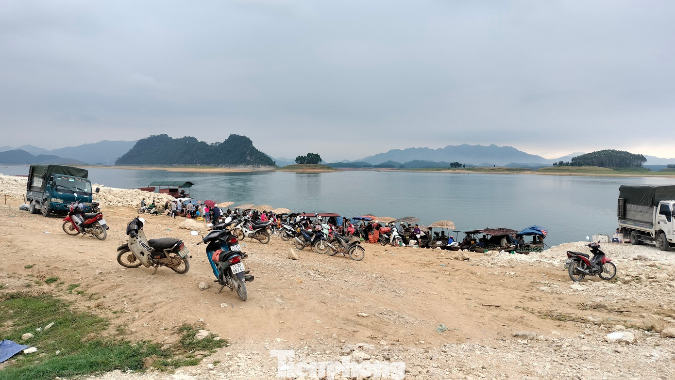 Các sản phẩm được bày bán trực tiếp trên thuyền, chủ yếu là dưa lê và dưa hấu. Đây là những loài thực phẩm được bà con trồng trên các đảo tại hồ Thác Bà trong mùa nước rút.