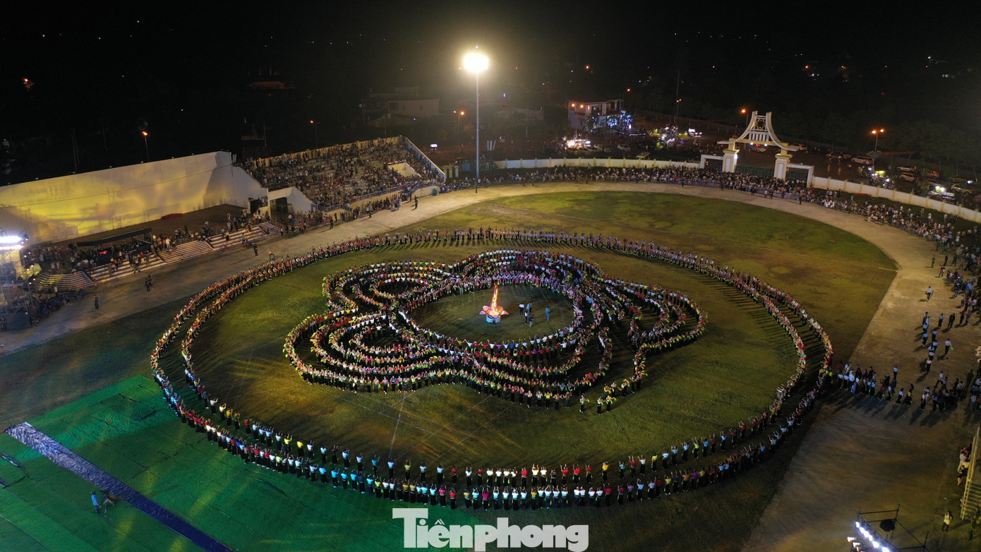 Tạo hình những bông hoa ban - loài hoa biểu trưng cho núi rừng Tây Bắc.