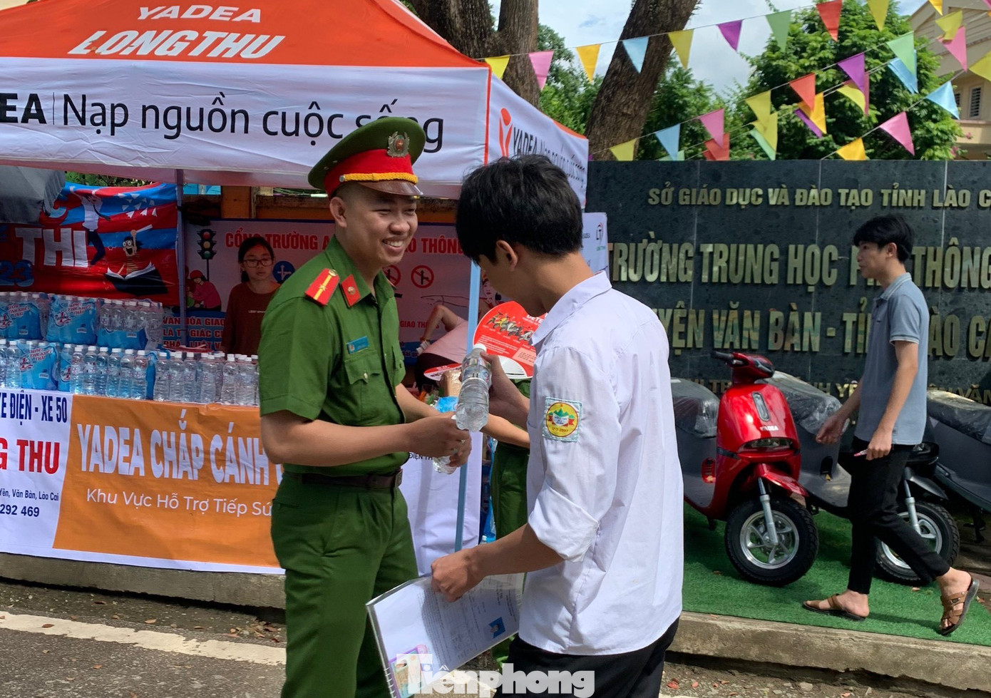Từ sáng sớm, các đoàn viên thanh niên công an Lào Cai đã tích cực tham gia bảo đảm an ninh trật tự, đưa đón các thí sinh đến điểm thi an toàn. Từ sáng sớm, các đoàn viên thanh niên công an Lào Cai đã tích cực tham gia bảo đảm an ninh trật tự, đưa đón các thí sinh đến điểm thi an toàn.