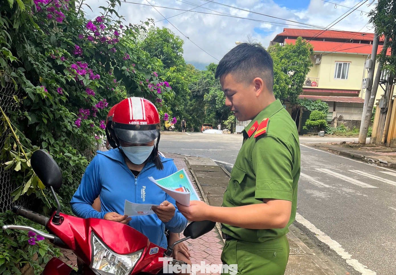 Phía bên ngoài khu vực chờ, đoàn viên thanh niên công an tỉnh triển khai các điểm, chốt tiếp tục tuyên truyền, hướng dẫn phụ huynh thí sinh kích hoạt tài khoản định danh điện tử. Phía bên ngoài khu vực chờ, đoàn viên thanh niên công an tỉnh triển khai các điểm, chốt tiếp tục tuyên truyền, hướng dẫn phụ huynh thí sinh kích hoạt tài khoản định danh điện tử.