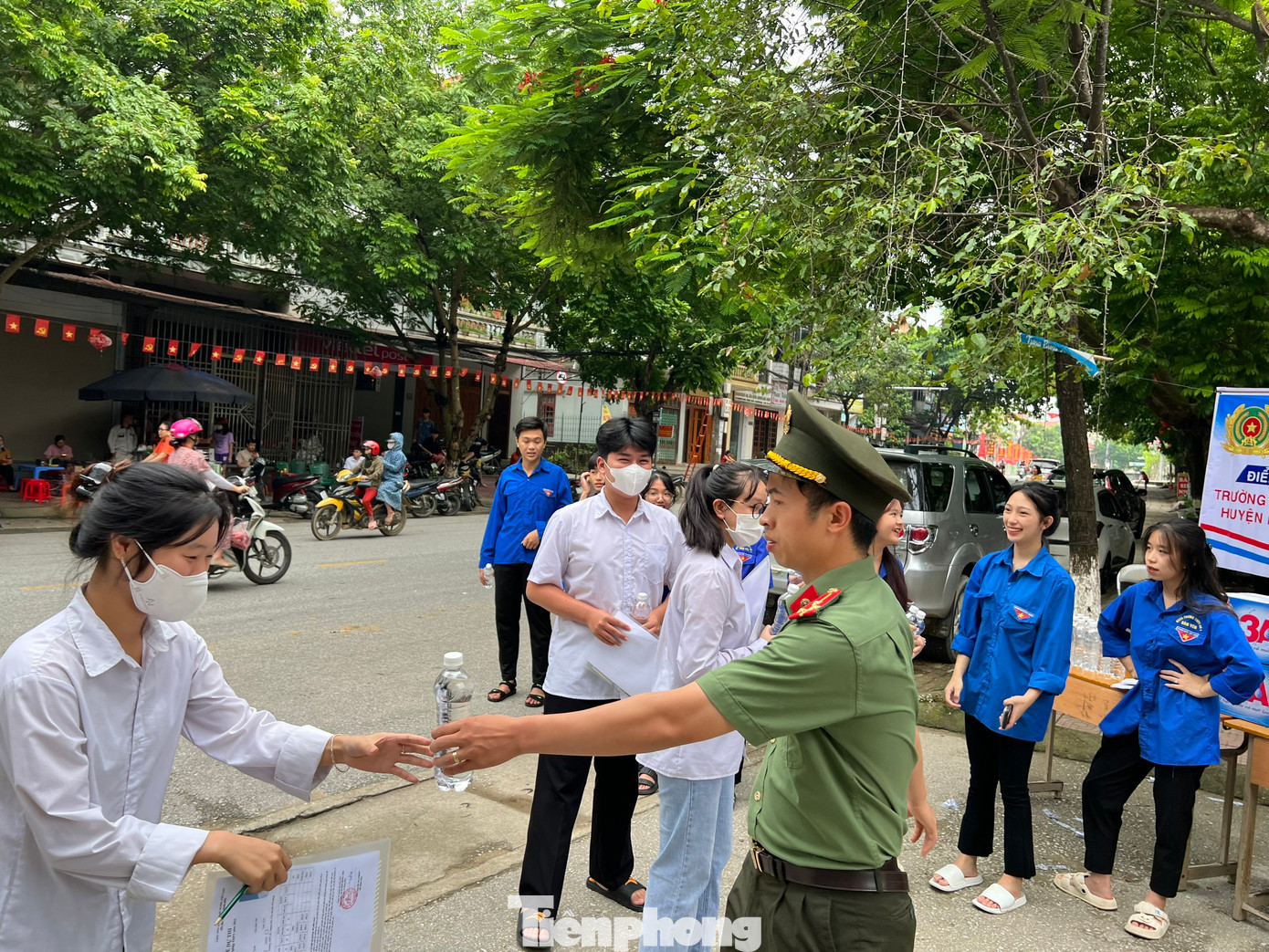 Sáng 28/6, gần 8.000 thí sinh của tỉnh Lào Cai đã có mặt tại 24 điểm thi trên địa bàn để bước vào ngày thi đầu tiên kỳ thi Tốt nghiệp THPT 2023. Sáng 28/6, gần 8.000 thí sinh của tỉnh Lào Cai đã có mặt tại 24 điểm thi trên địa bàn để bước vào ngày thi đầu tiên kỳ thi Tốt nghiệp THPT 2023.