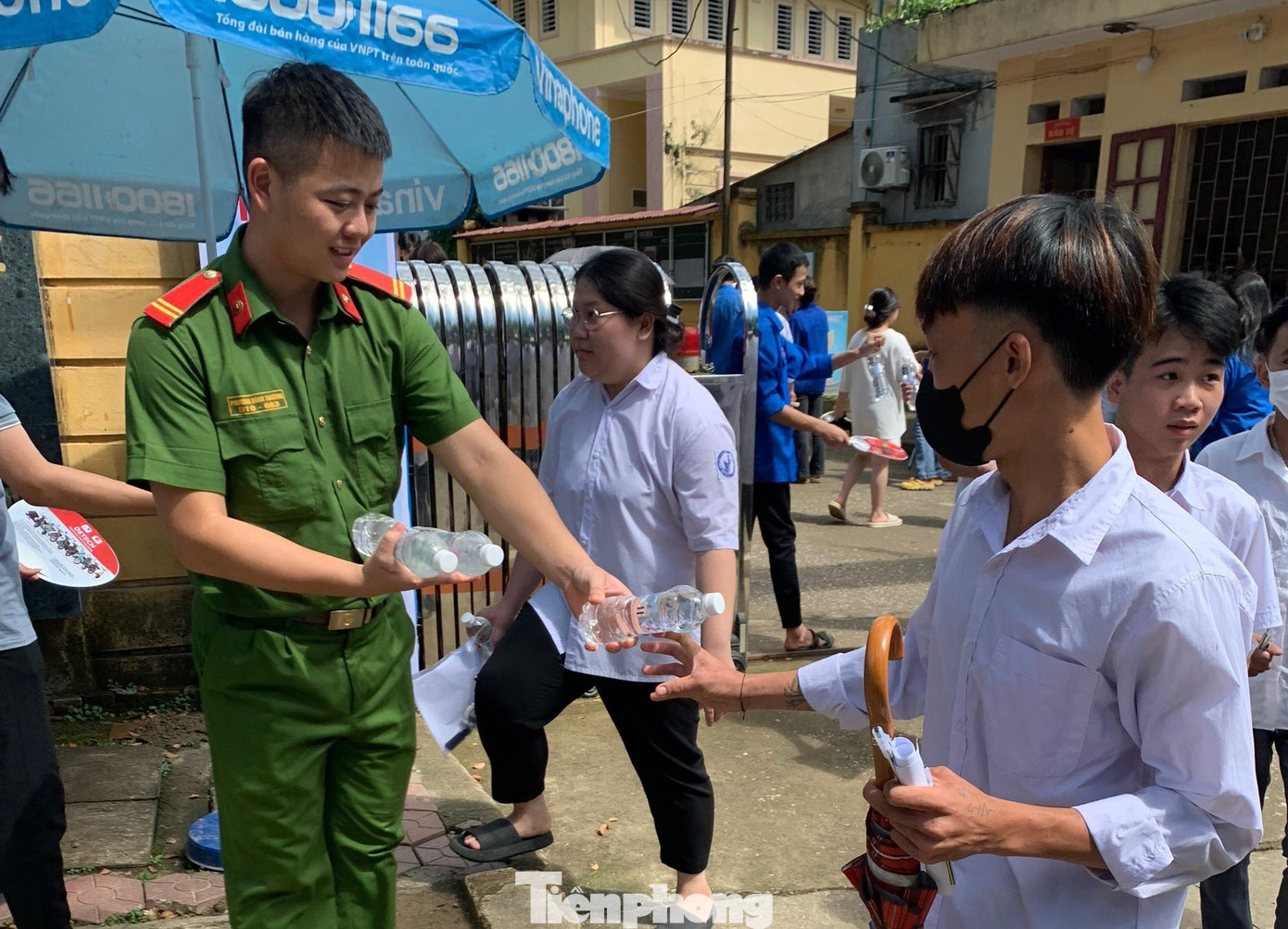 Một bộ phận cán bộ thanh niên được phân công phối hợp cùng đoàn thanh niên hỗ trợ nước uống, bánh mì, dụng cụ học tập… động viên thí sinh tự tin, hoàn thành bài thi thật tốt. Một bộ phận cán bộ thanh niên được phân công phối hợp cùng đoàn thanh niên hỗ trợ nước uống, bánh mì, dụng cụ học tập… động viên thí sinh tự tin, hoàn thành bài thi thật tốt.