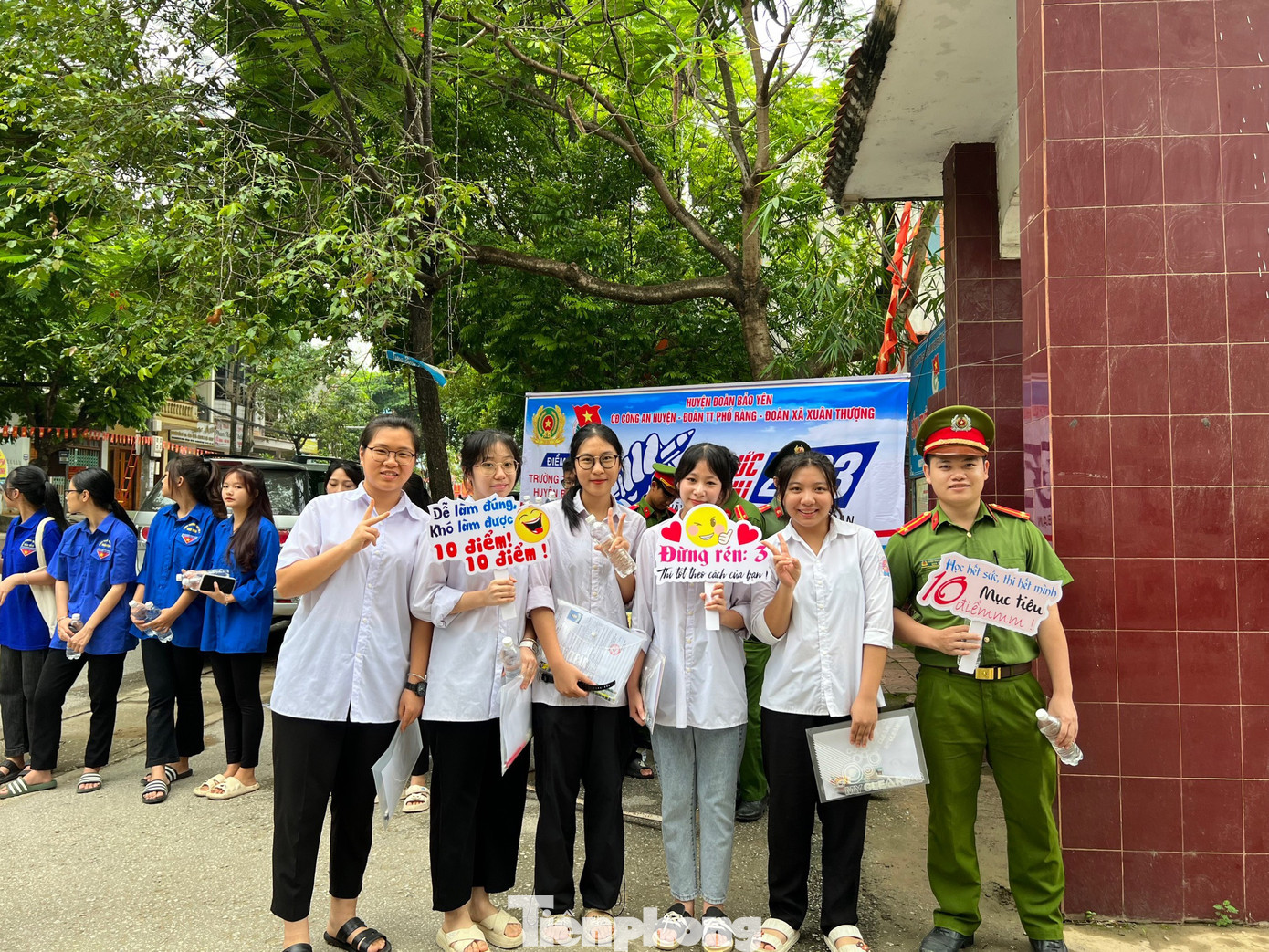 Theo Sở Giáo dục và Đào tạo tỉnh Lào Cai, trong số các thí sinh vắng trên, có 6 thí sinh không đủ điều kiện dự thi; 8 thí sinh vắng không lý do. Theo Sở Giáo dục và Đào tạo tỉnh Lào Cai, trong số các thí sinh vắng trên, có 6 thí sinh không đủ điều kiện dự thi; 8 thí sinh vắng không lý do.