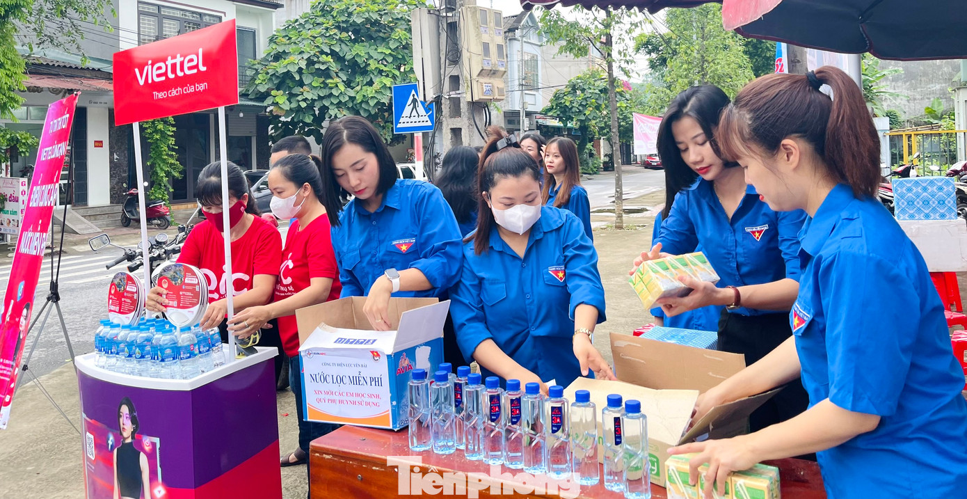 Đội hình &quot;Tiếp sức mùa thi” năm nay toàn tỉnh có 60 đội với gần 1.500 đoàn viên thanh niên (ĐVTN), học sinh, sinh viên tham gia. Hỗ trợ tại tất cả 27 điểm thi trên địa bàn Yên Bái.