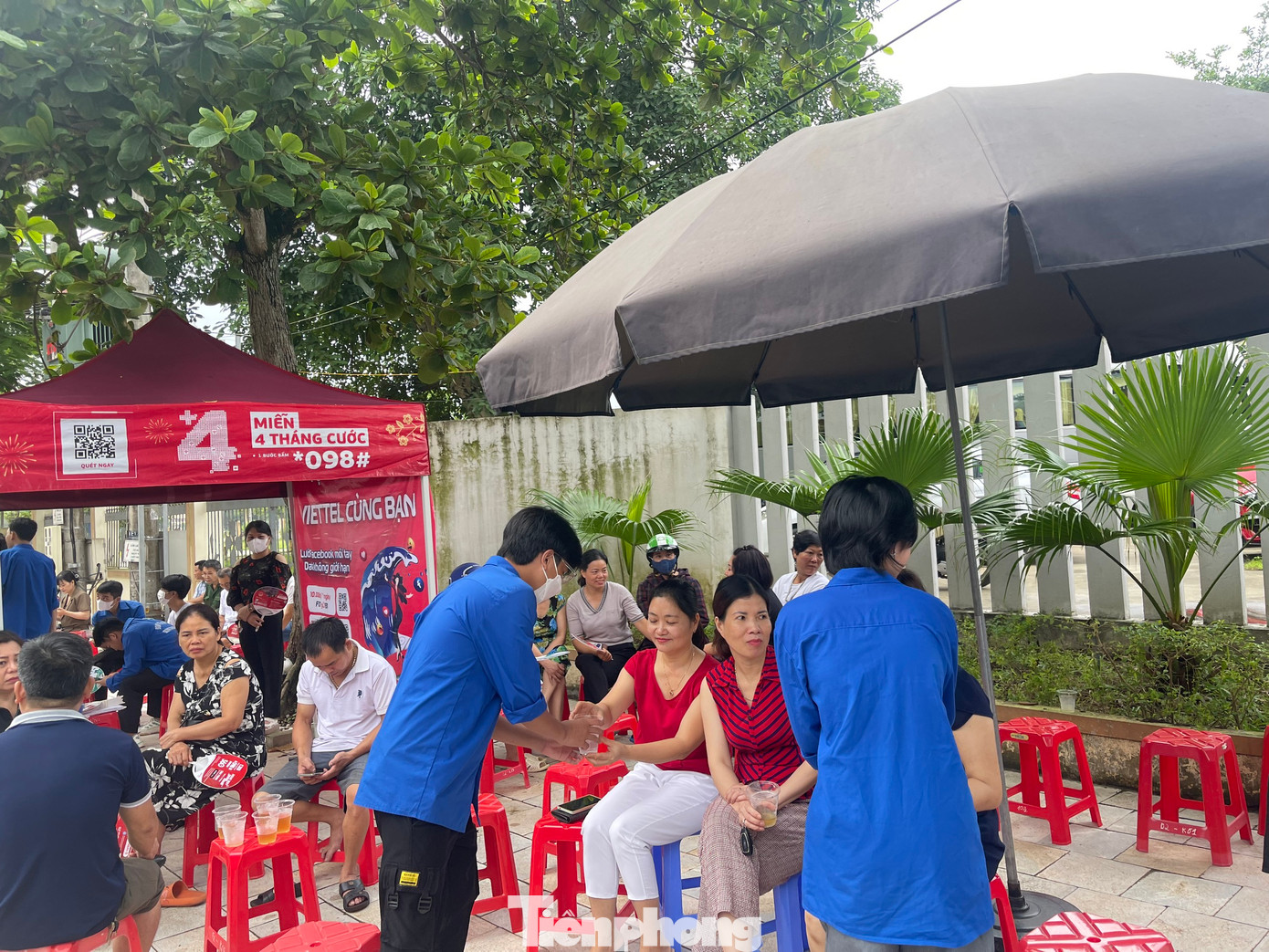 Ngoài việc tiếp sức cho các thí sinh tham dự kỳ thi Tốt nghiệp THPT 2023, đoàn viên thanh niên trên địa bàn cũng hỗ trợ các ghế ngồi, nước uống, quạt, ô che nắng cho các bậc phụ huynh đưa, đón, chờ con tại các điểm thi.