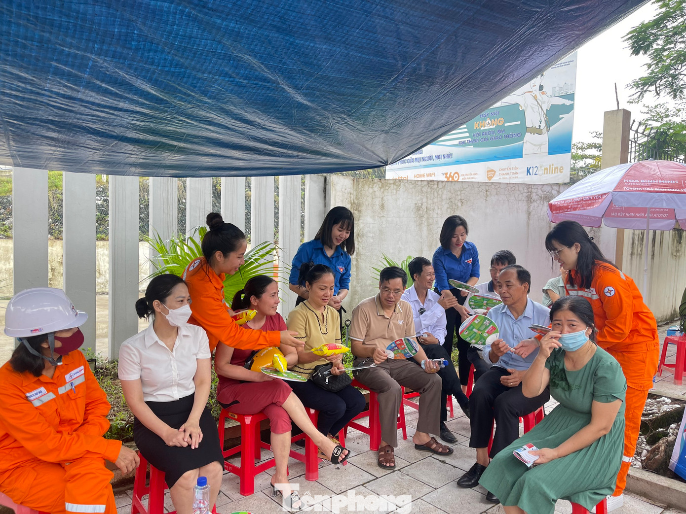 Trước đó, Ban Thường vụ Tỉnh đoàn đã phối hợp với Công ty Điện lực Yên Bái, Công ty Toyota Yên Bái tài trợ 2.700 quạt tay, 1.900 chai nước lọc, 1.000 hộp sữa tươi và 1.100 bánh mì ăn liền và nhiều vật phẩm khác như bút chì, ô cầm tay, bánh kẹo... cho các điểm thi trên địa bàn tỉnh.