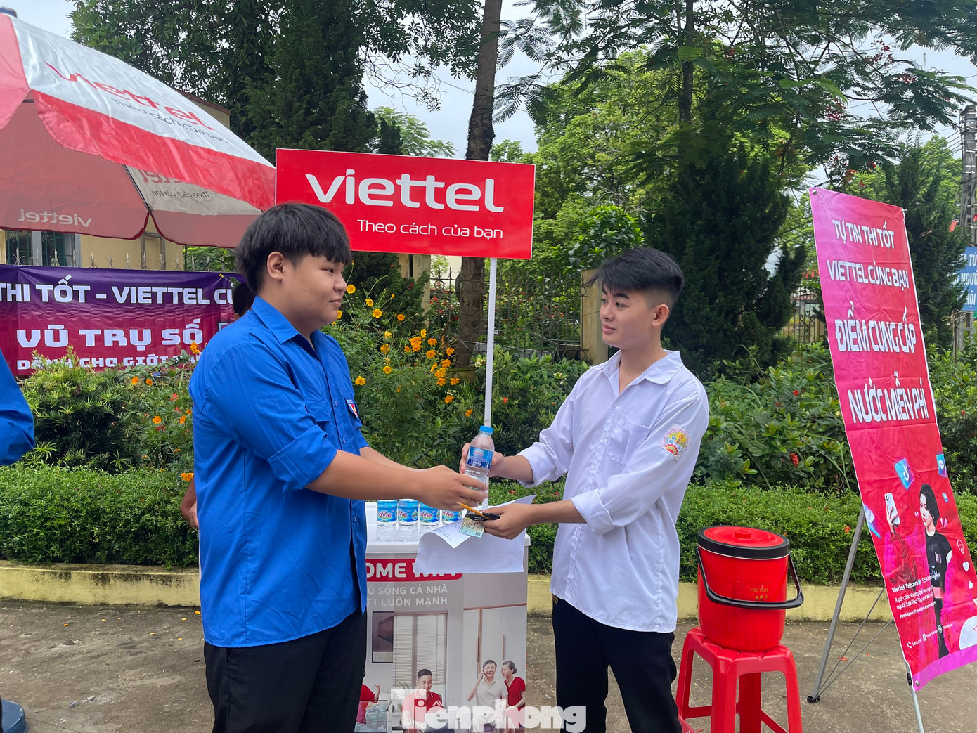 Tại các điểm thi, đoàn viên thanh niên Yên Bái đã trao tận tay các thí sinh nước uống, nhu yếu phẩm phục vụ cho công tác &quot;Tiếp sức mùa thi”.