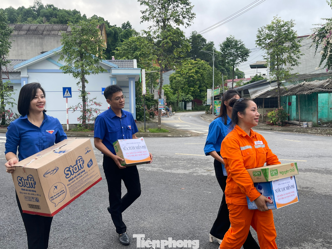 Ngay từ sớm 28/6, các đoàn viên thanh niên trên địa bàn tỉnh Yên Bái đã có mặt tại các điểm thi để chuẩn bị hỗ trợ, tiếp sức mùa thi cho các thí sinh tham gia môn thi Ngữ văn.