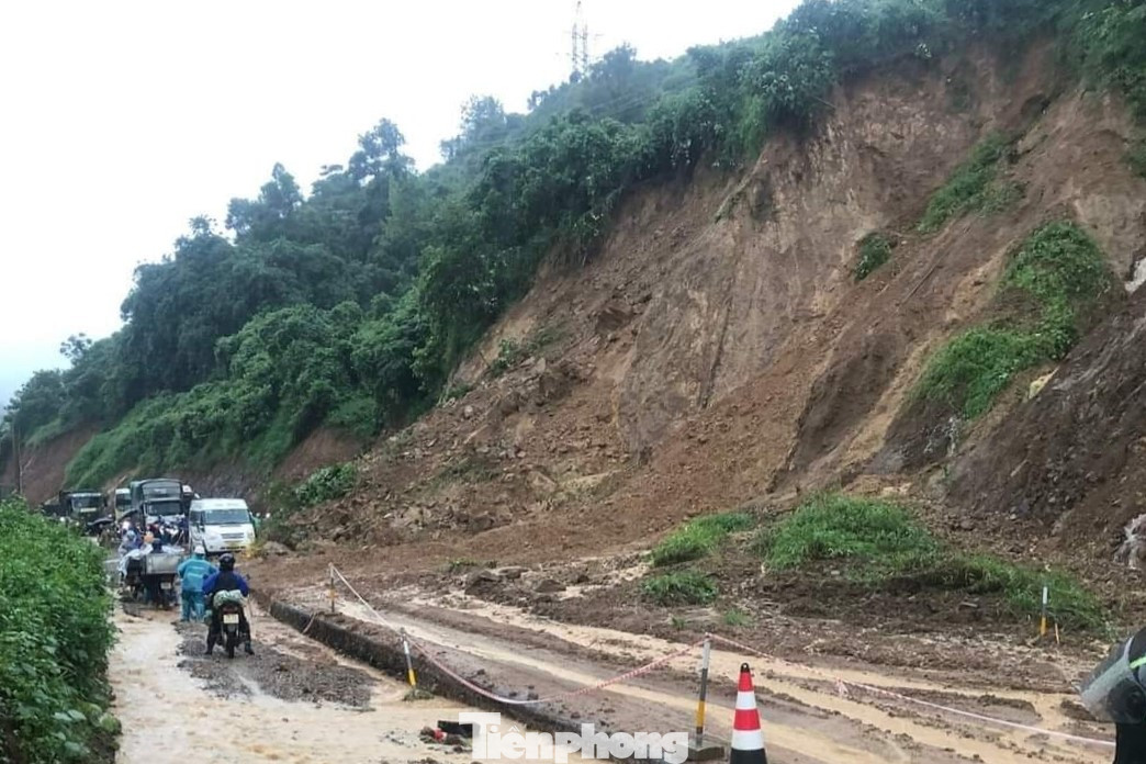 Tình trạng sạt lở vẫn chưa có dấu hiệu dừng lại. Ảnh: NDCC.