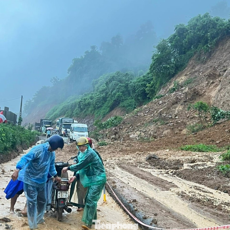 Nhiều người dân cố gắng đi qua nhưng bất thành. Ảnh: NDCC.