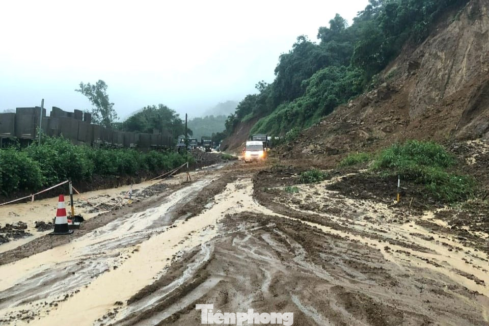 Lượng đất đá sạt lở lớn, cắt ngang tuyến đường Quốc lộ 6. Ảnh: NDCC.