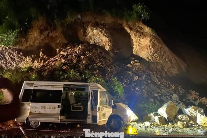 Một ô tô đã gặp nạn khi đi qua đây, tuy nhiên không có thiệt hại gì về người. Ảnh: NDCC.