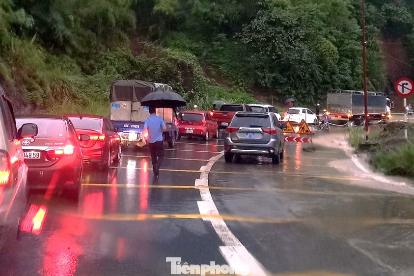 Tình trạng sạt lở còn khiến giao thông tại dốc Cun bị ùn tắc kéo dài. Rất nhiều phương tiện xếp thành hàng dài dọc tuyến đường. Ảnh: NDCC.