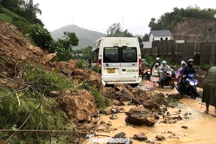 Ô tô 16 mắc kẹt do sạt lở tại dốc Cun. Ảnh: NDCC.