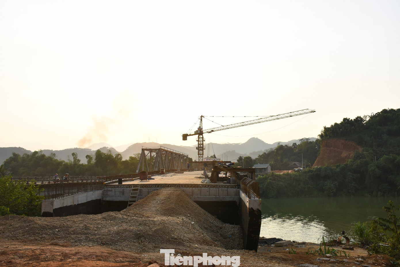 Cầu có chiều dài 159m, đường dẫn hai đầu cầu có chiều dài 523m. Cầu được thiết kế vĩnh cửu gồm 3 nhịp dầm, kết cấu khung bê tông cốt thép dự ứng lực. Cầu có chiều dài 159m, đường dẫn hai đầu cầu có chiều dài 523m. Cầu được thiết kế vĩnh cửu gồm 3 nhịp dầm, kết cấu khung bê tông cốt thép dự ứng lực.