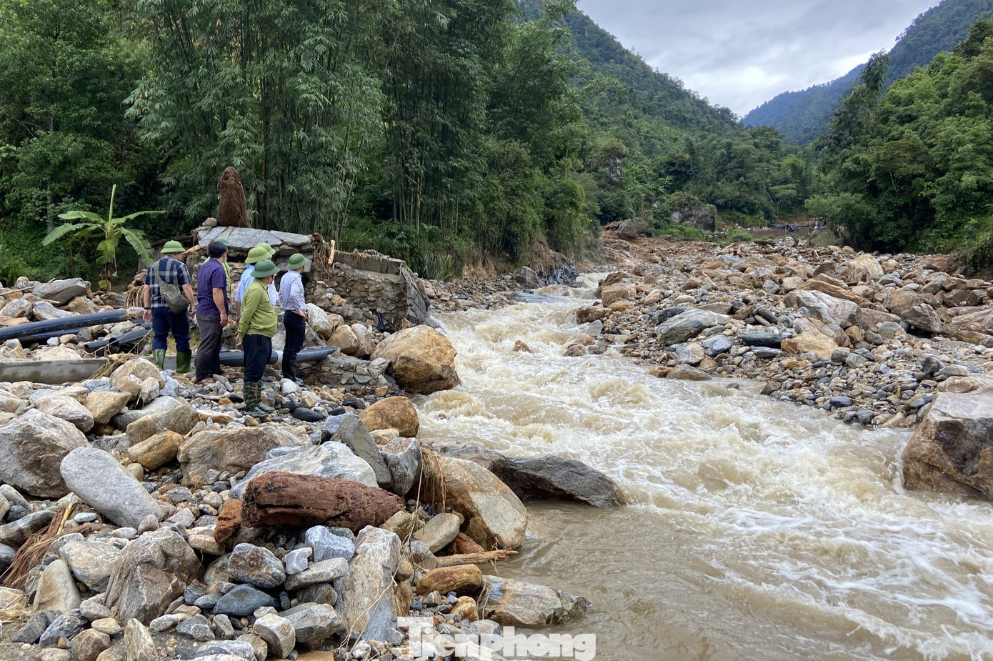 Chủ tịch UBND tỉnh nhấn mạnh: Công tác tìm kiếm cần tuân thủ nguyên tắc bình tĩnh, khoa học, đảm bảo an toàn. Cùng với đó, thị xã Sa Pa cần phân công lãnh đạo trực chỉ đạo công tác tìm kiếm. Các đơn vị có liên quan khẩn trương tổ chức công tác thăm hỏi gia đình nạn nhân.