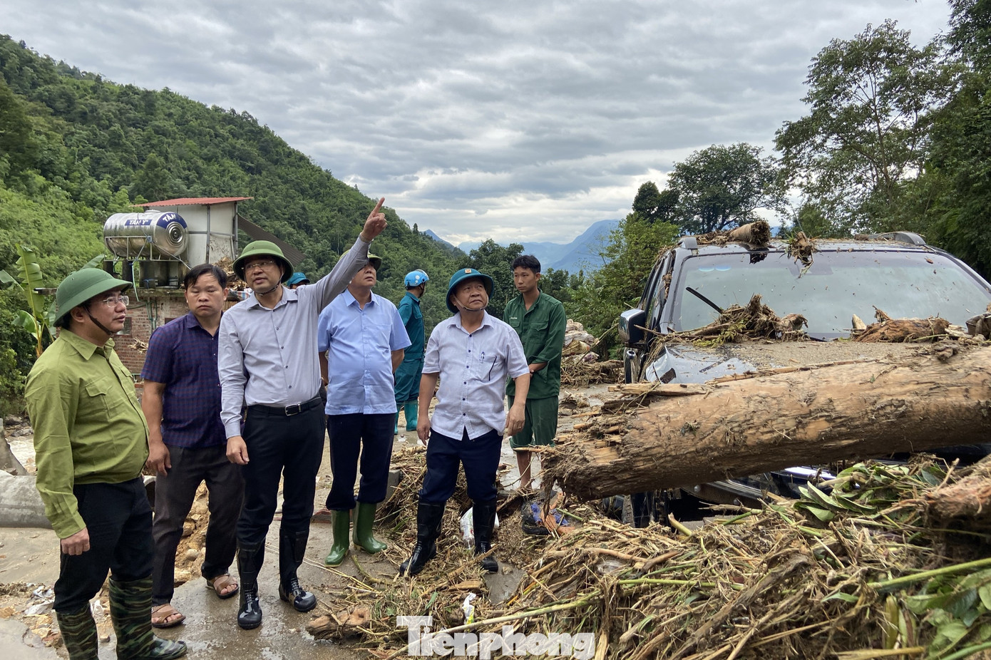 Cũng trong buổi sáng cùng ngày, Chủ tịch UBND tỉnh Lào Cai Trịnh Xuân Trường có mặt tại hiện trường để chỉ đạo công tác tìm kiếm, cứu nạn.