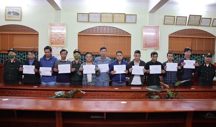 Các đối tượng ở huyện Sìn Hồ (Lai Châu) bị tạm giữ ngày 20/3 để điều tra về hành vi đánh bạc (Ảnh: Công an tỉnh Lai Châu).