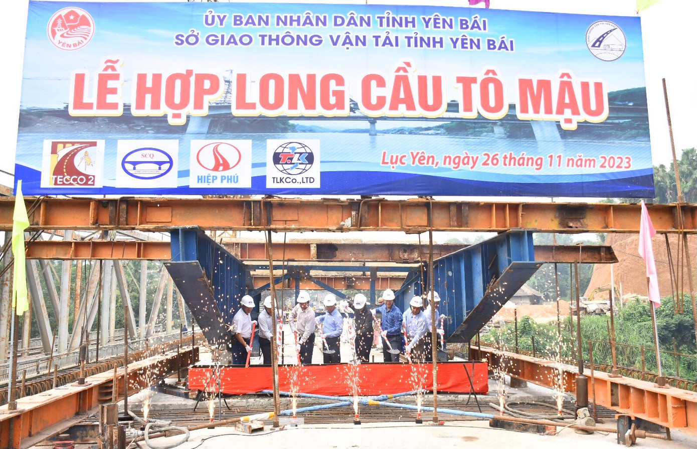 Ngày 26/11, cầu Tô Mậu chính thức hợp long nhịp T1- T2, gia công xe đúc gờ lan can và kéo cáp cầu. Ngày 26/11, cầu Tô Mậu chính thức hợp long nhịp T1- T2, gia công xe đúc gờ lan can và kéo cáp cầu.