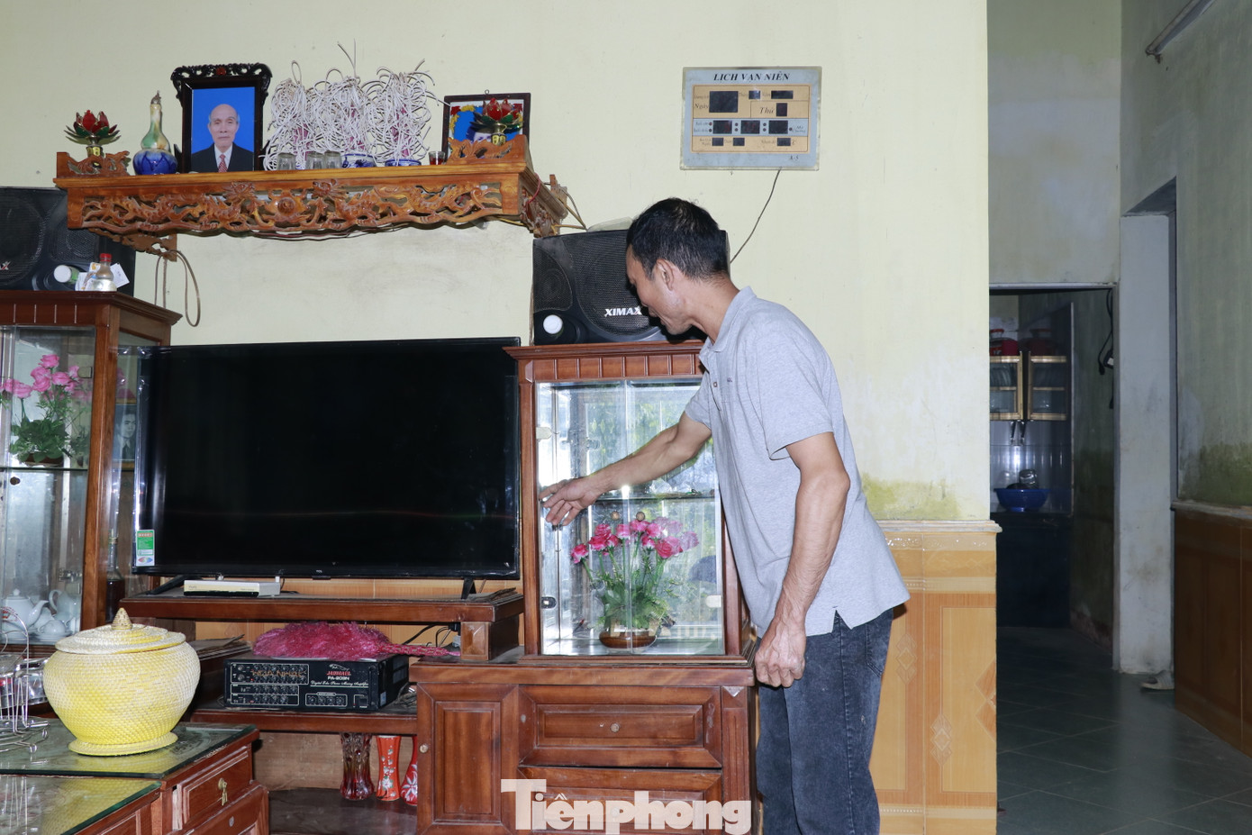 Nhiều đồ dùng trong nhà của các hộ dân tổ 12, phường Yên Ninh bị hư hỏng hoàn toàn do bị ngập. Nhiều đồ dùng trong nhà của các hộ dân tổ 12, phường Yên Ninh bị hư hỏng hoàn toàn do bị ngập.