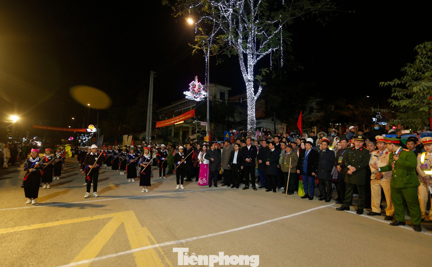 Màn biễu diễn đường phố với sự tham gia của hơn 250 diễn viên quần chúng, nghệ nhân, học sinh của huyện Mù Cang Chải. Màn biễu diễn đường phố với sự tham gia của hơn 250 diễn viên quần chúng, nghệ nhân, học sinh của huyện Mù Cang Chải.