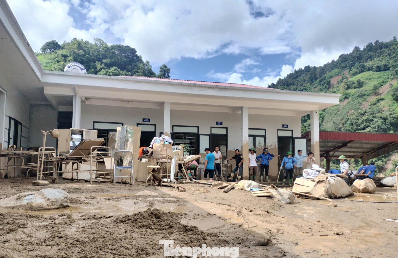 Theo lãnh đạo Sở Y tế Yên Bái, đơn vị đã chỉ đạo các Trung tâm Y tế, Trạm Y tế cơ sở triển khai ngay các giải pháp về vệ sinh môi trường, nước sạch, chủ động phòng chống dịch bệnh, đảm bảo an toàn vệ sinh thực phẩm, đặc biệt ở những khu vực vừa bị ảnh hưởng bởi mưa lớn, lũ quét.