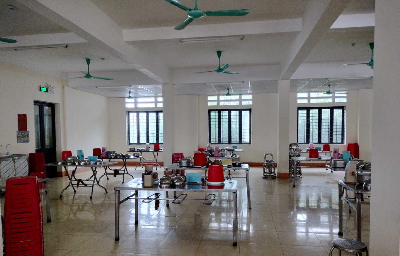 Bàn ăn được xếp ngay ngắn gồm 11 bàn, mỗi bàn từ 10 - 12 học sinh.