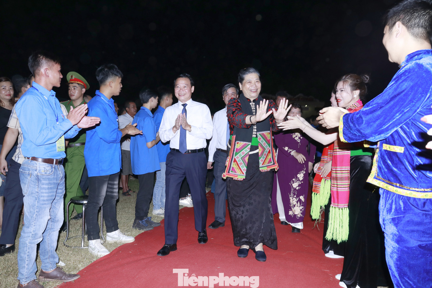 Bà Tòng Thị Phóng cùng lãnh đạo tỉnh Yên Bái đến tham dự Lễ hội.