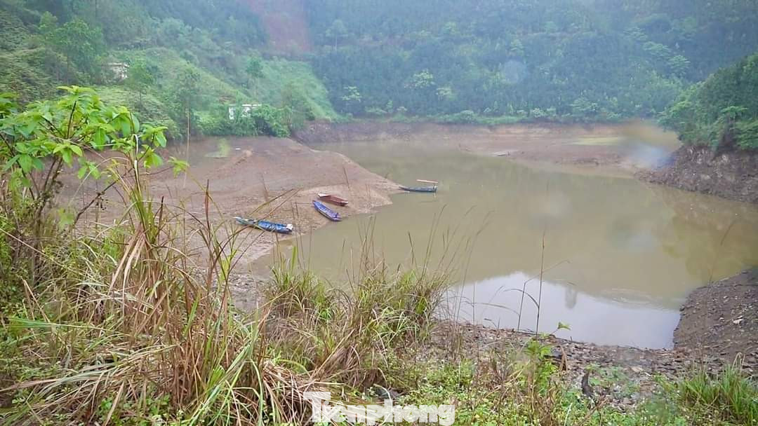 Dự án làm đường lấp mương thủy lợi khiến nhiều diện tích lúa có nguy cơ mất trắng ảnh 2 Dự án làm đường lấp mương thủy lợi khiến nhiều diện tích lúa có nguy cơ mất trắng ảnh 2