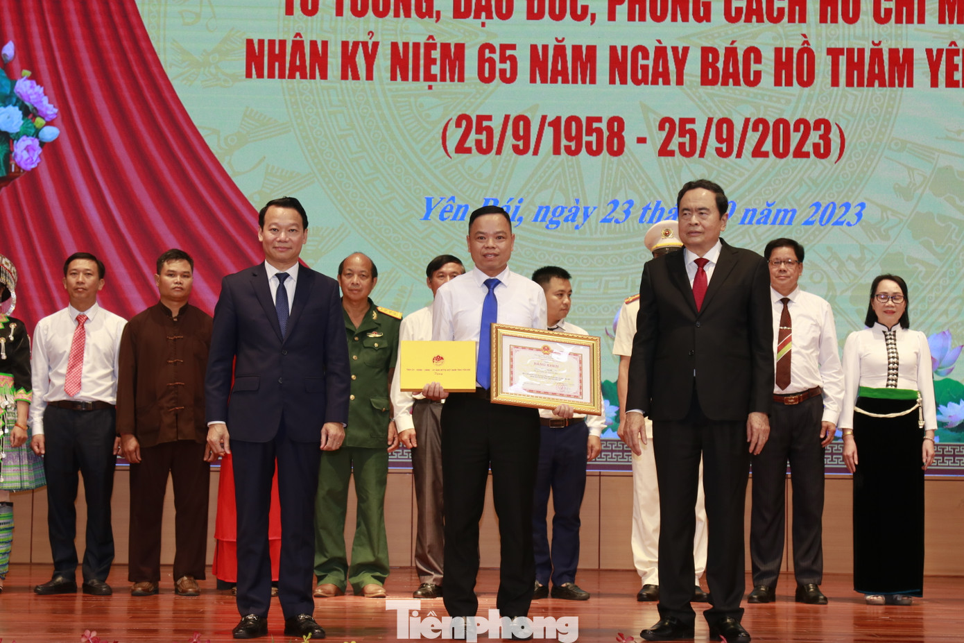 Phó Chủ tịch Thường trực Quốc hội Trần Thanh Mẫn và Bí thư Tỉnh uỷ Đỗ Đức Duy trao Bằng khen tặng các tập thể có thành tích xuất sắc trong học tập và làm theo tư tưởng, đạo đức, phong cách Hồ Chí Minh, giai đoạn 2021 - 2023.