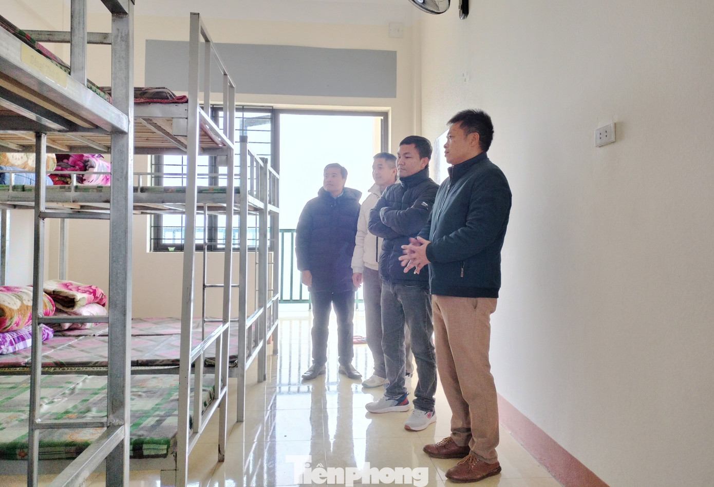 Tại khu vực nghỉ ngơi của học sinh, PV ghi nhận phòng rộng khoảng 60m2, với 6 giường tầng, mỗi phòng từ 10 - 12 em học sinh ở ghép với nhau. Trao đổi với Tiền Phong, phía nhà trường chia sẻ, sau sự việc nhà trường ngoài việc phối hợp làm rõ thông tin, mặt khác vẫn đảm bảo các em được học tập đúng quy định.