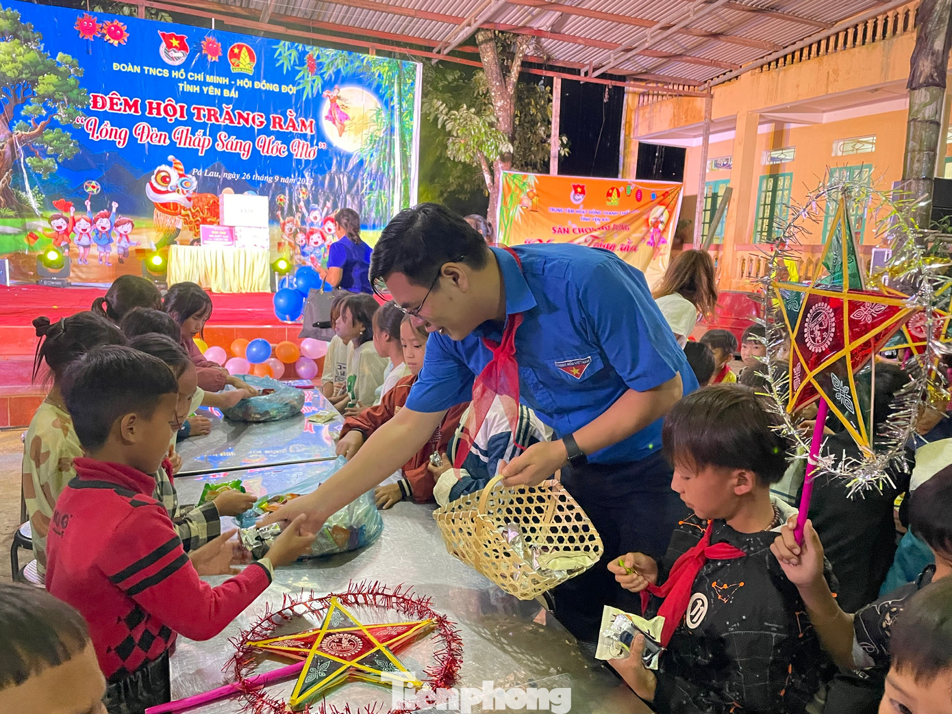 Bí thư Tỉnh Đoàn Yên Bái trao quà Trung thu cho các em học sinh xã Pá Lau. Bí thư Tỉnh Đoàn Yên Bái trao quà Trung thu cho các em học sinh xã Pá Lau.