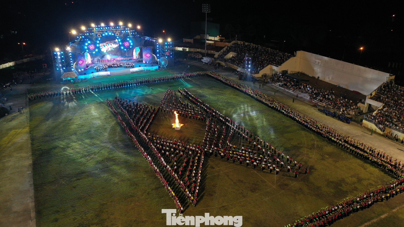 Hay hoa văn thổ cẩm, nhà sàn truyền thống...